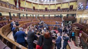 Varios visitantes en el salón de Plenos, durante las jornadas de Puertas Abiertas en la Cámara baja.