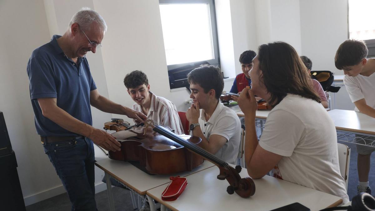 En imágenes: La última sesión del taller de luthería en el conservatorio de Avilés
