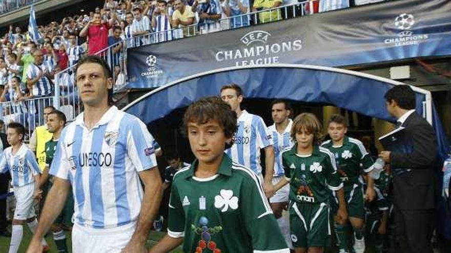 Martín Demichelis, con un niño, momentos antes del Málaga-Panathinaikos.