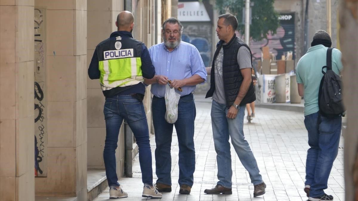 Victor Terradellas, presidente de Catmón, junto a dos agente.                           s en la sede de Ciutat Vella.