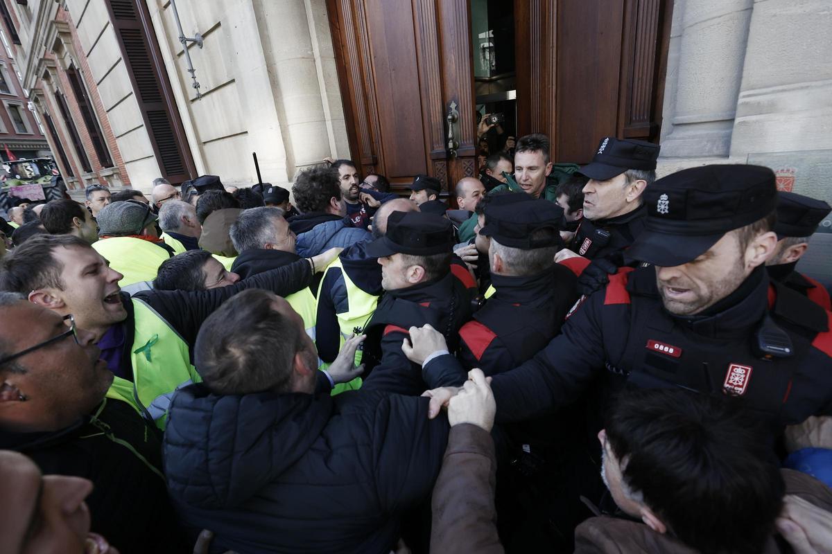 Los agricultores intentan entrar al Parlamento de Navarra por la fuerza