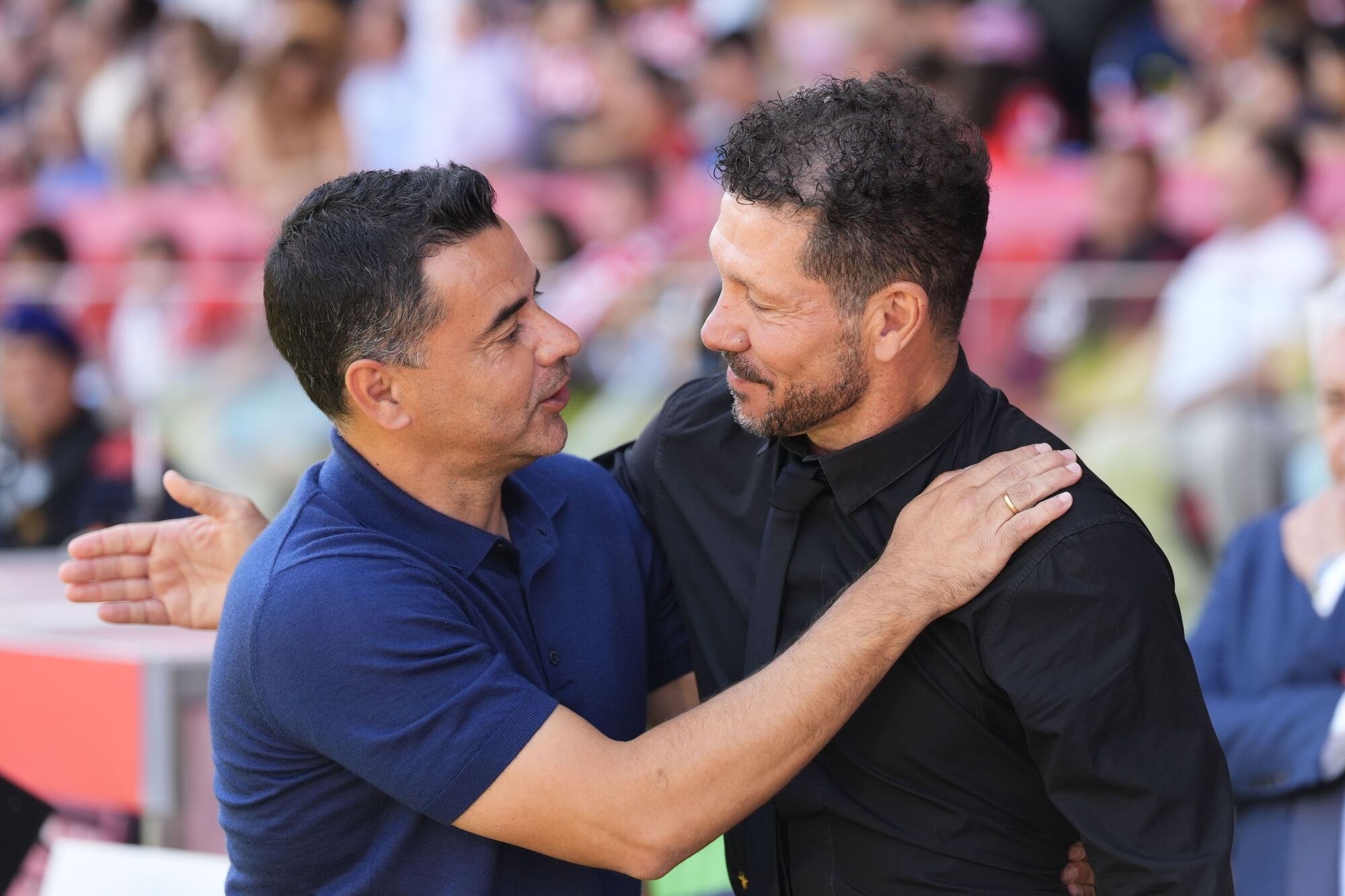 GIRONA, 25/05/2025.- Los entrenadores del Girona, Míchel Sánchez (i) y el del Atlético de Madrid, Diego Simeone se saludan antes del partido de Liga que Girona y Atlético de Madrid disputan este domingo en el estadio municial de Moltilivi. EFE/Siu Wu