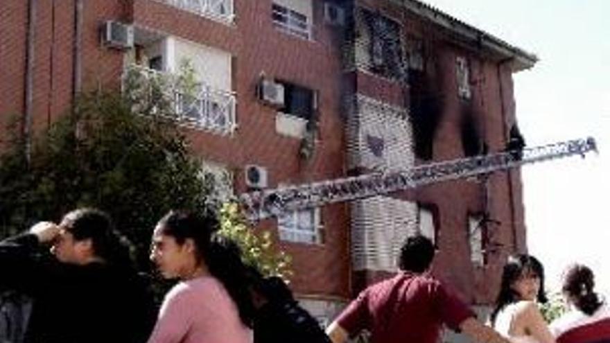 Hospitalizan a siete personas tras un incendio en Juan Canet