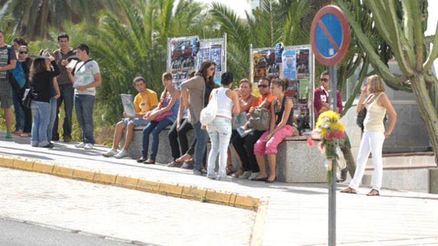 La Audiencia absuelve de homicidio al guagüero que arrolló a un policía local