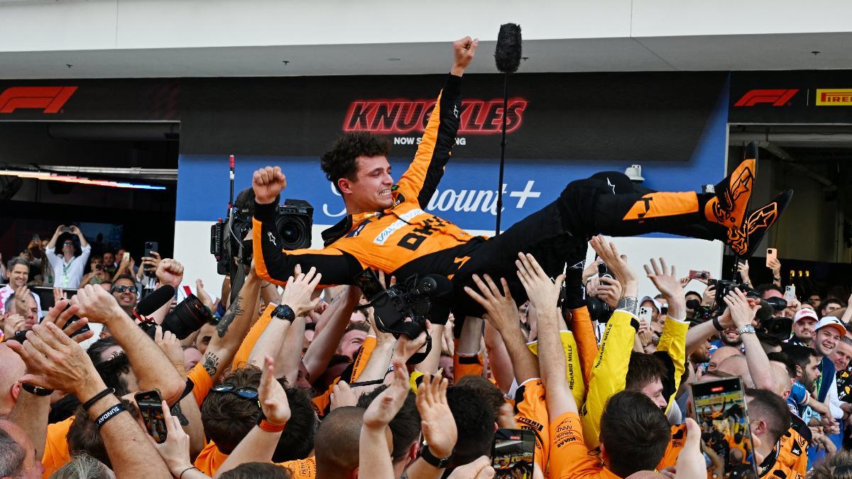 Lando Norris, manteado por los miembros del equipo McLaren