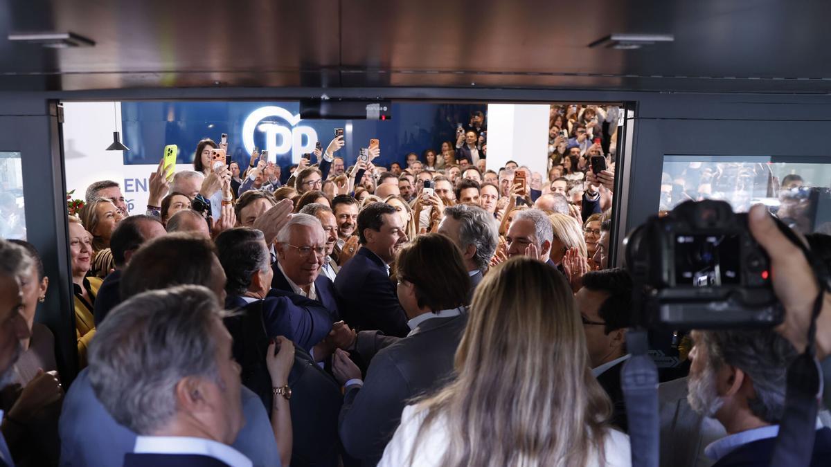 El presidente de la Junta de Andalucía, Juanma Moreno, candidato del PP a la reelección, a su llegada a la sede del PP en Madrid, para asistir a la Junta Directiva Nacional de su partido, un día después de las elecciones andaluzas.