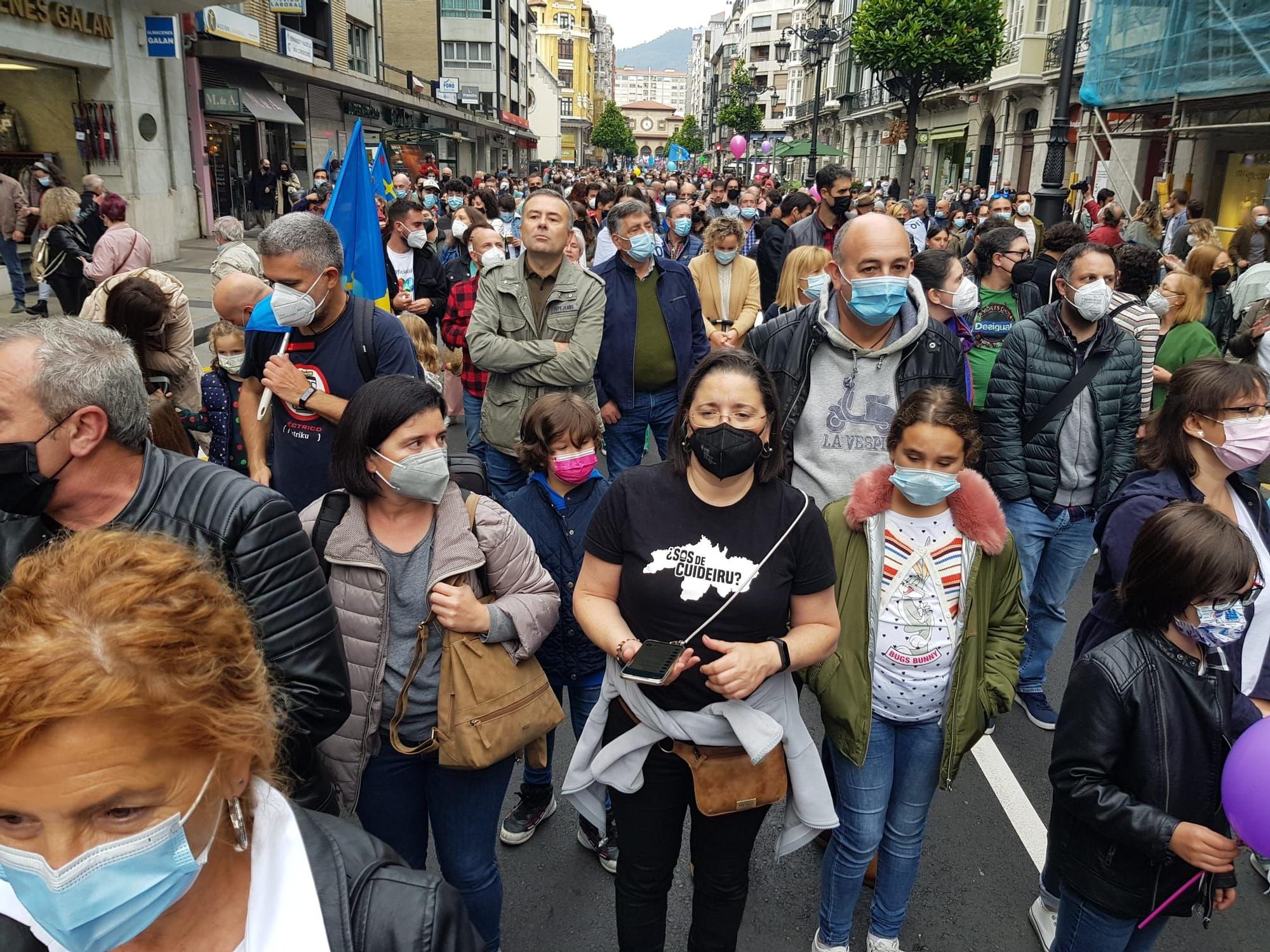 Los partidarios de la cooficialidad del asturiano se manifiestan en Oviedo