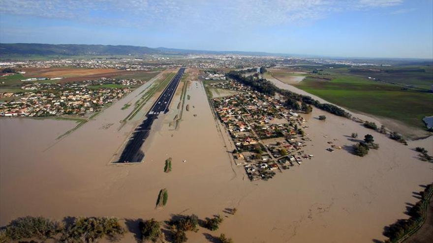 Urbanismo investigará la situación de las casas habitadas junto al río