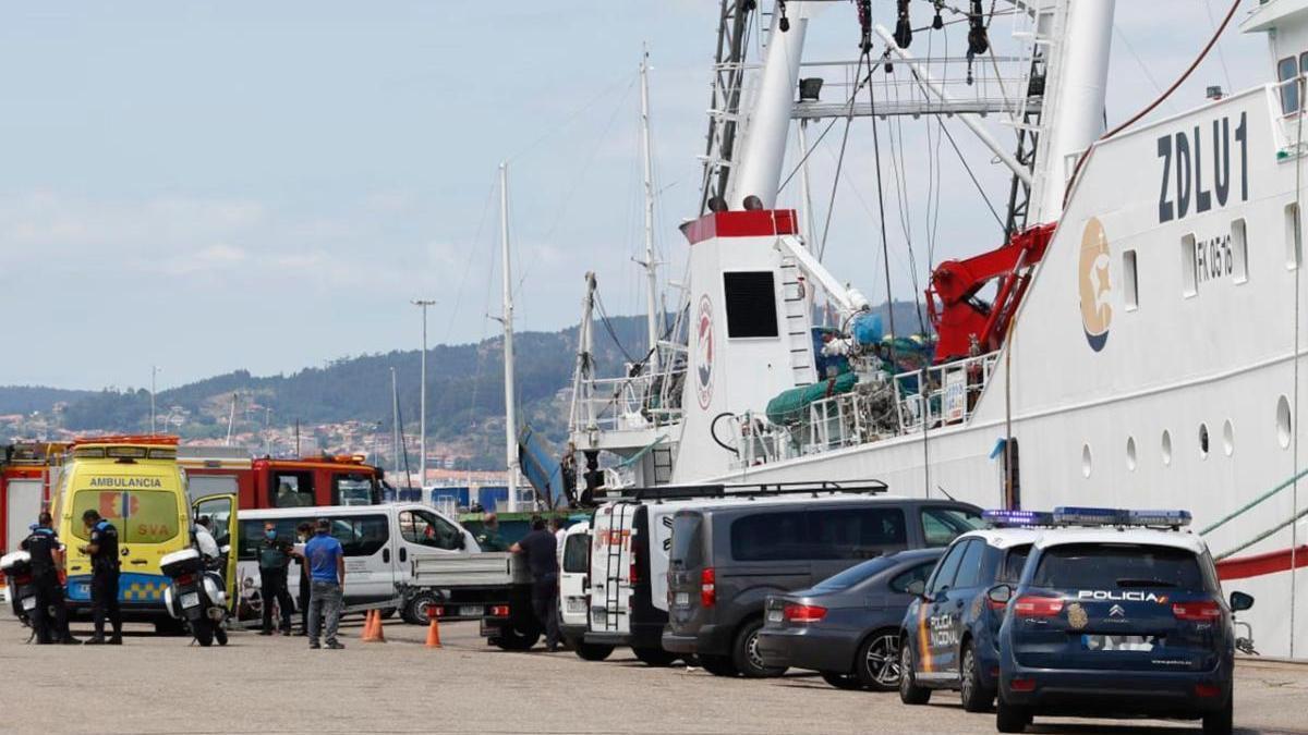 Un trabajador muere en el puerto aplastado por una puerta del barco en el que trabajaba