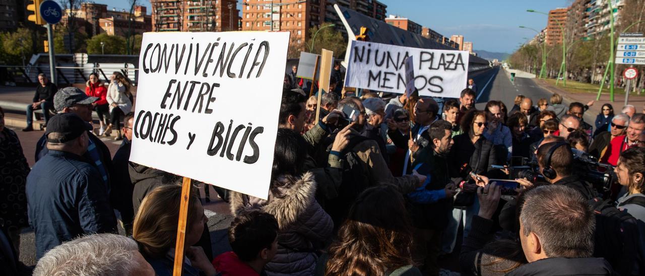 Corte de la Gran Via en abril de 2023 para oponerse a la pérdida de plazas de aparcamiento en la calle Perú, en Barcelona.