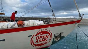 El Astral de Open Arms, a punto de zarpar del puerto de Barcelona.