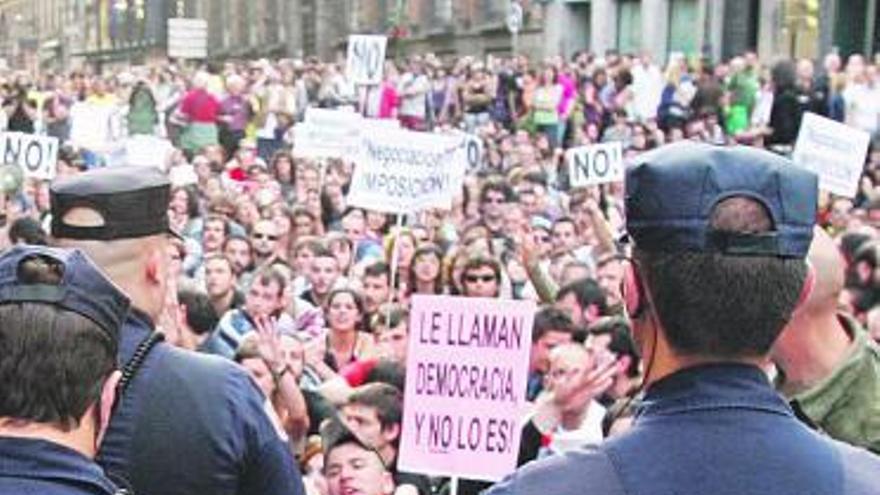 Policías cortan el paso a los manifestantes en las proximidades del Congreso.