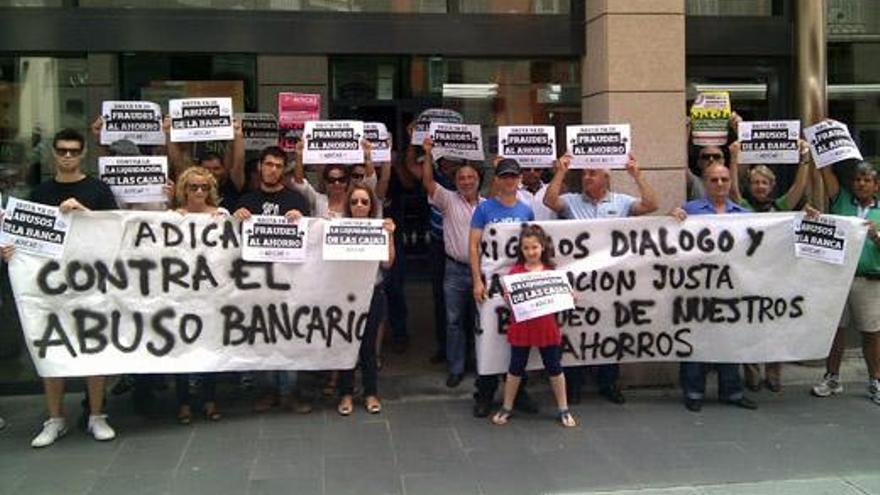 Manifestación de usuarios frente a la sede central de Bankia en Triana. | lp/dlp