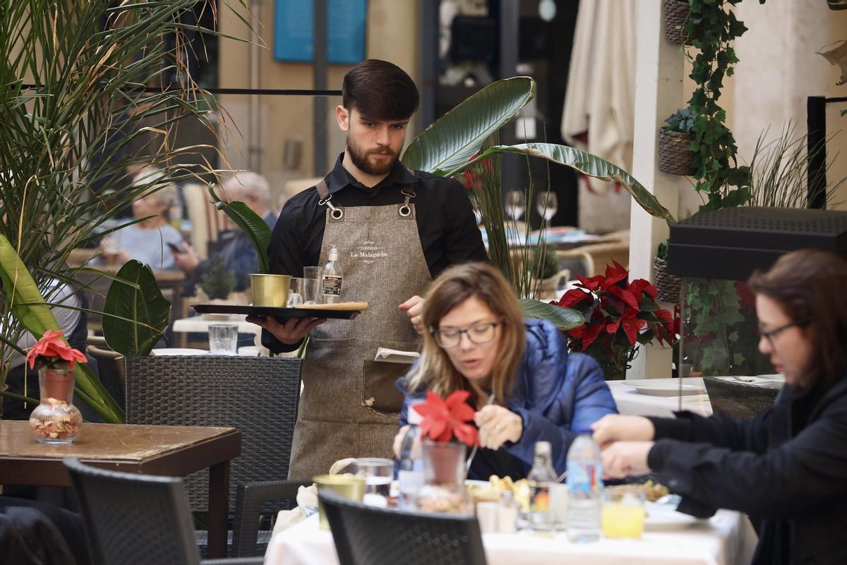 Un trabajador de hostelería en Málaga.