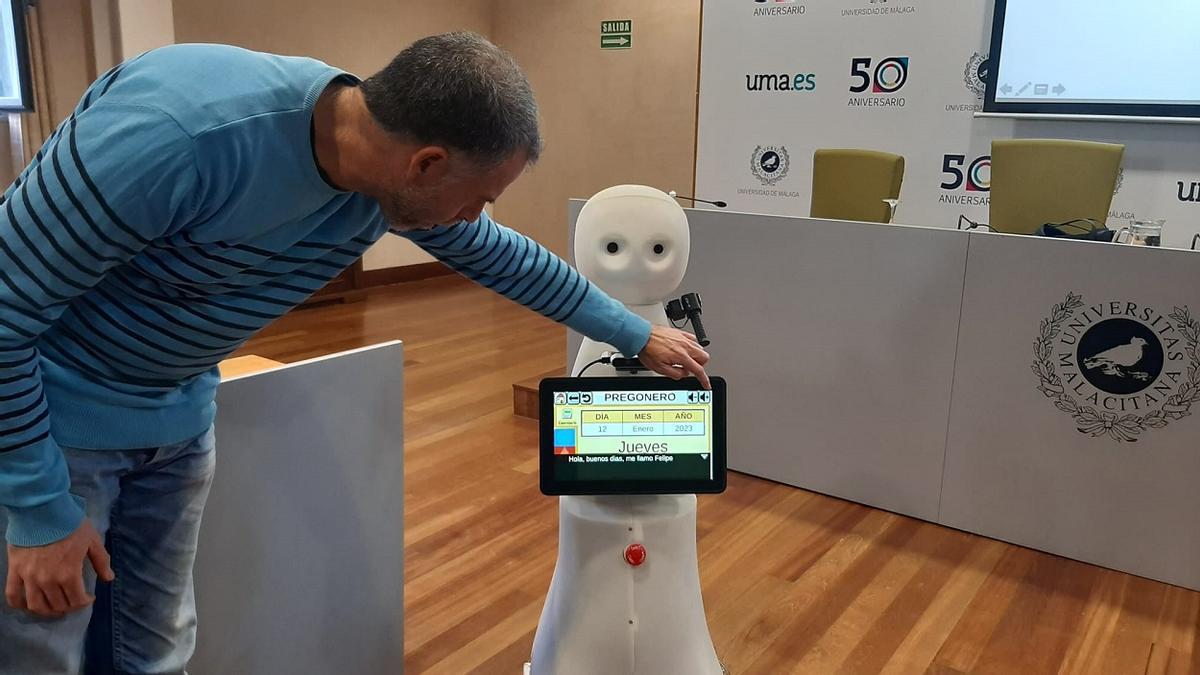 Juan Pedro Bandera, profesor de la UMA, junto a 'Felipe', el robot asistente para personas mayores