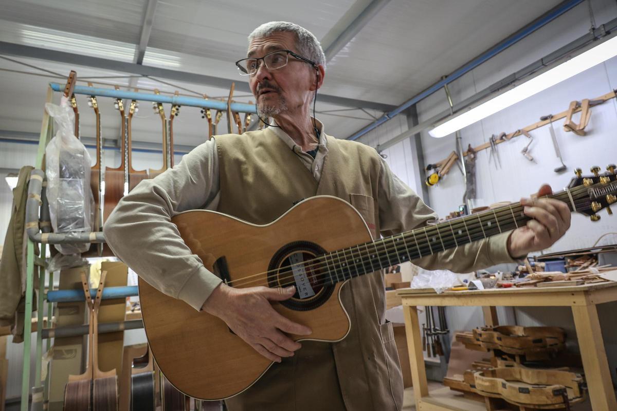 Lutier de Alhambra Guitarras en las instalaciones de Muro.