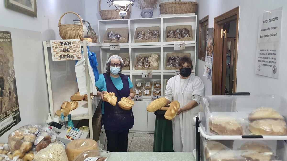 María del Pilar Mendoza y Francisca Sánchez posan en la panadería.