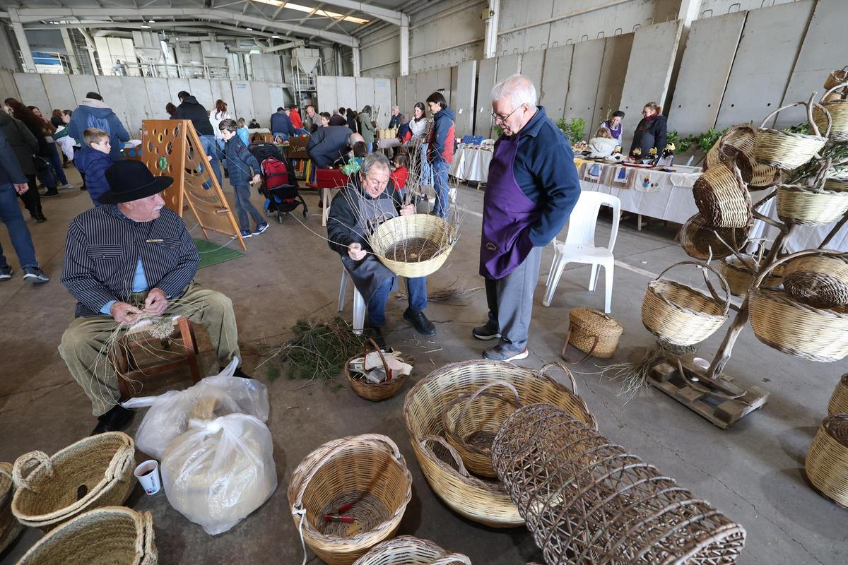 Muestras de artesanía en vivo en la nave de la cooperativa.
