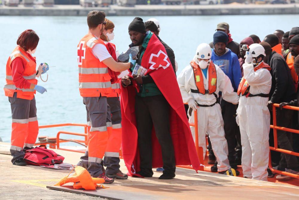 Trasladan al puerto de Málaga a 54 inmigrantes de una patera