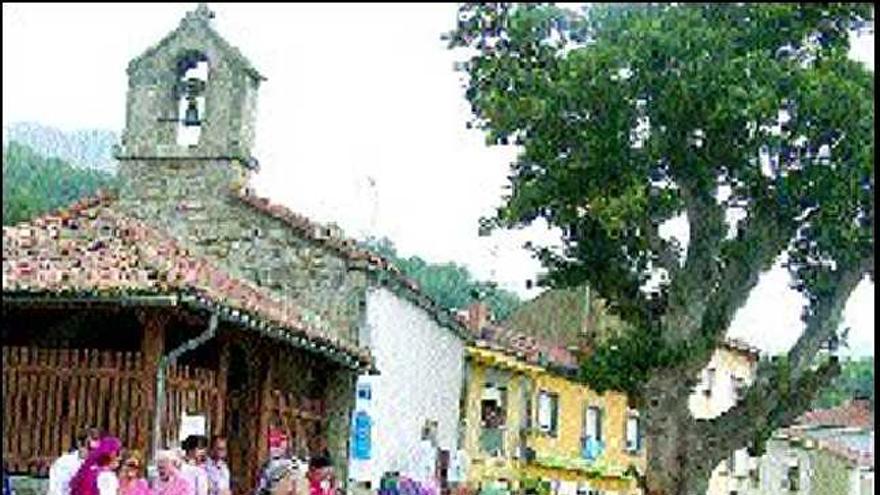 Un baile folclórico, durante el Mercado medieval de Pelúgano.