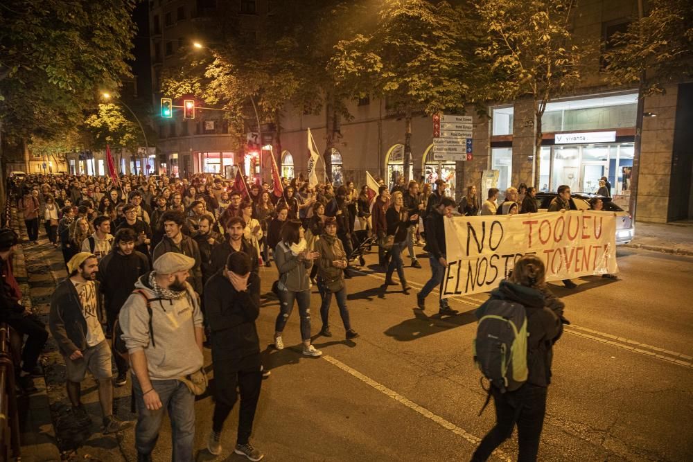 El CDR demana la dimissió de Buch i llança escombraries a la subdelegació del govern a Girona