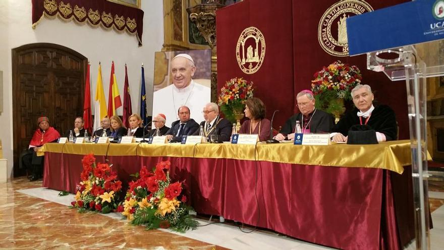 Mesa presidencial durante el acto de apertura del curso académico en la UCAM.