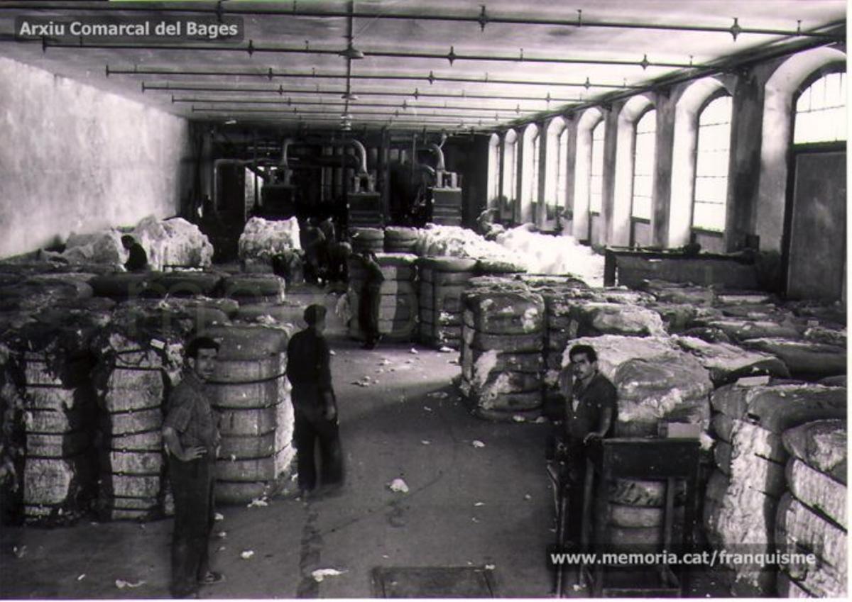 Imatge històrica de l'interior d'una fàbrica tèxtil