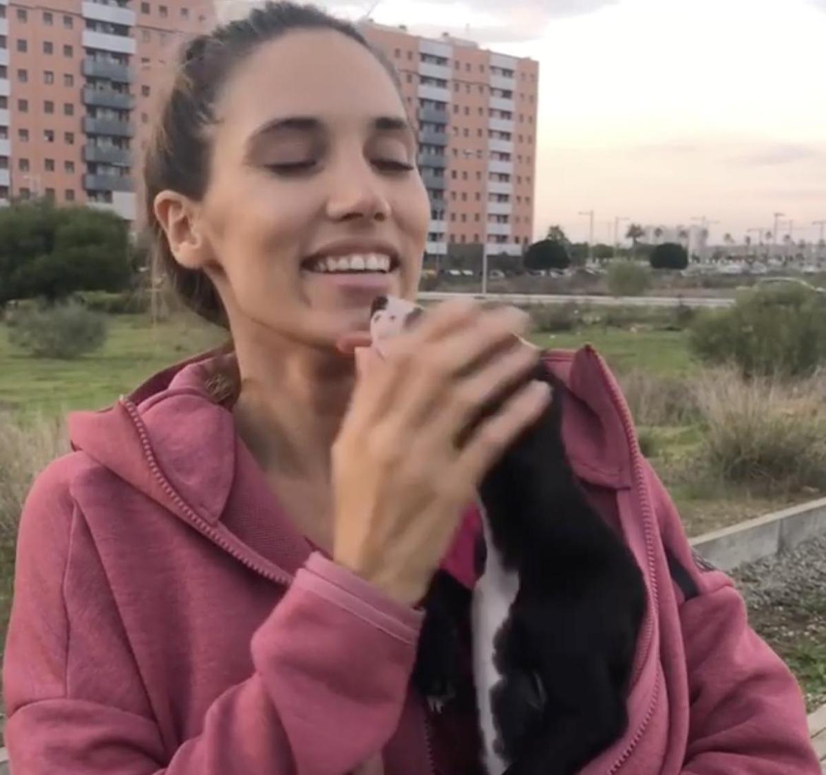 India Martínez rescató un galgo en una cámara oculta