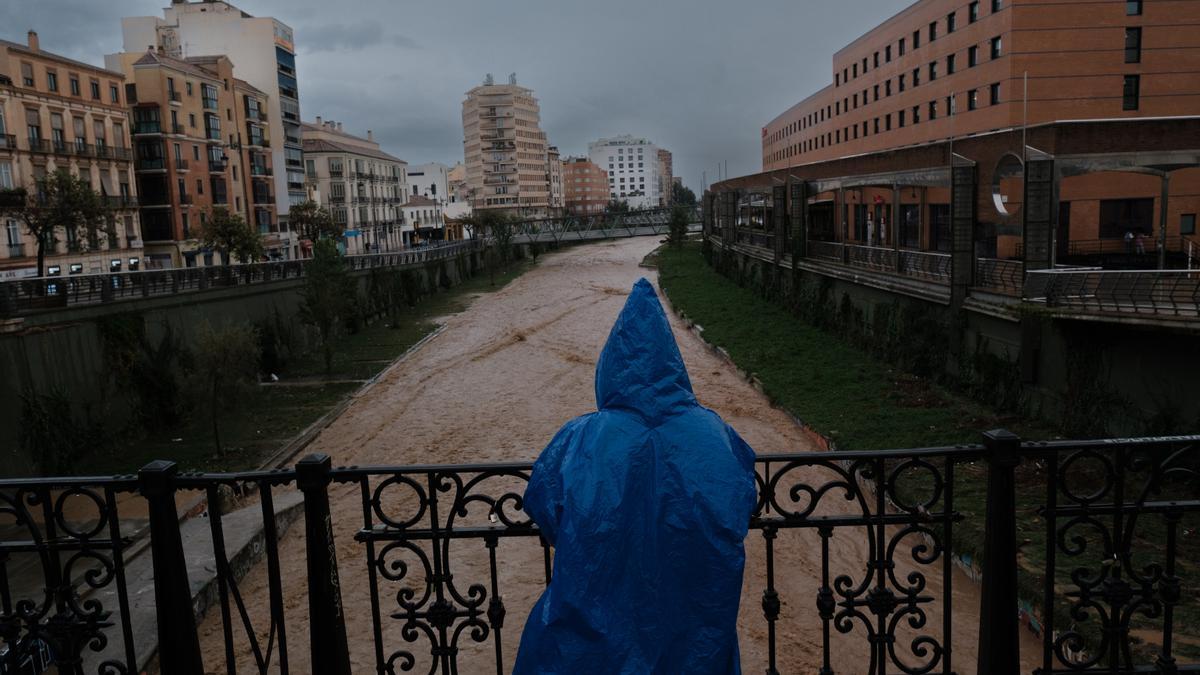 El cauce del Guadalmedina, lleno por su tramo urbano