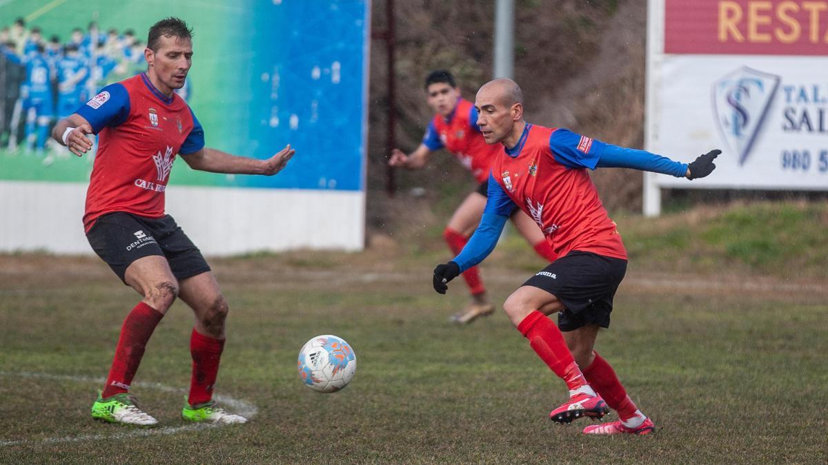 Un jugador del Benavente controla el esférico en el duelo ante el CD Villaralbo