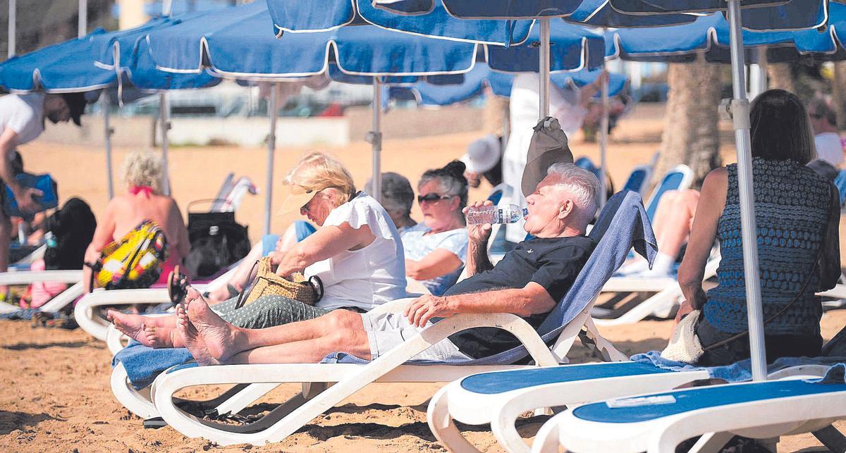 Turistas descansan en una playa del Archipiélago.