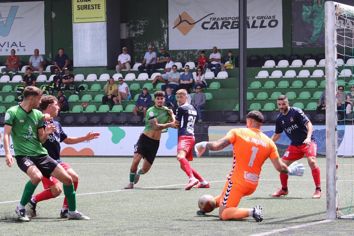 Ale Medina, portero del Telde, trata de despejar el balón en una jugada del partido de ayer.