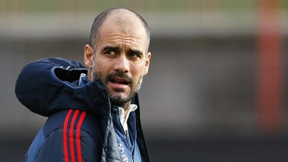 Guardiola dirige un entrenamiento del Bayern.