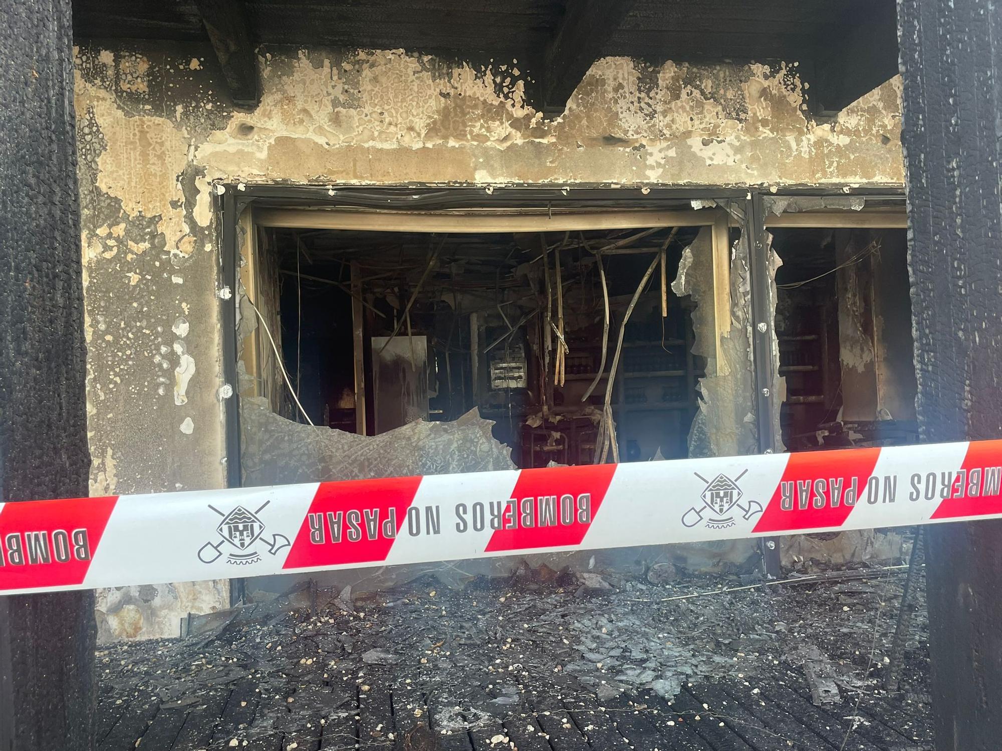 Todas las imágenes del devastador incendio en una zona de ocio de Ibiza