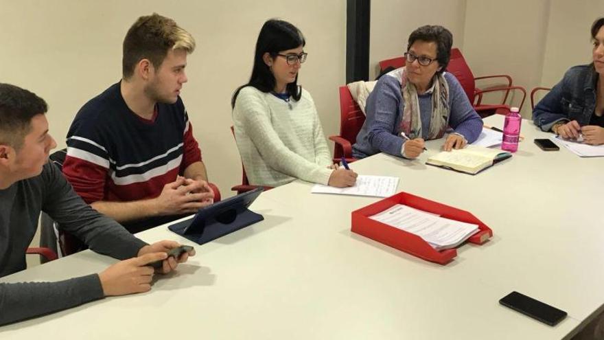 La nueva dirección, en su reunión con la edil de Juventud