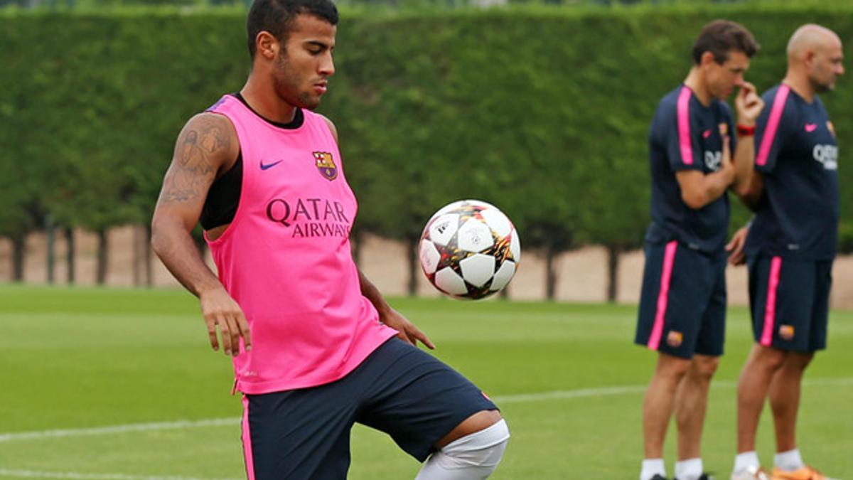 Rafinha, durante un entrenamiento del Barça, con Luis Enrique al fondo