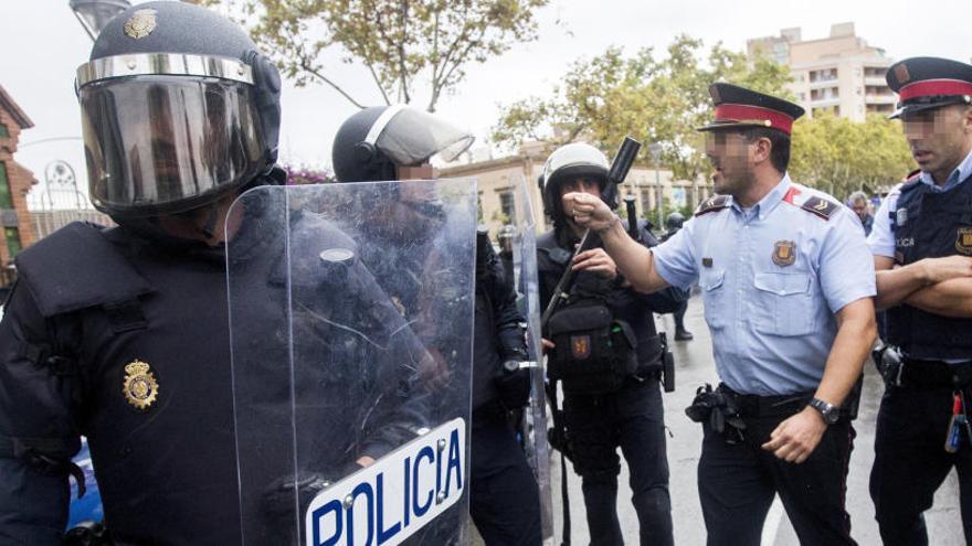 Un mosso discutint amb la policia.