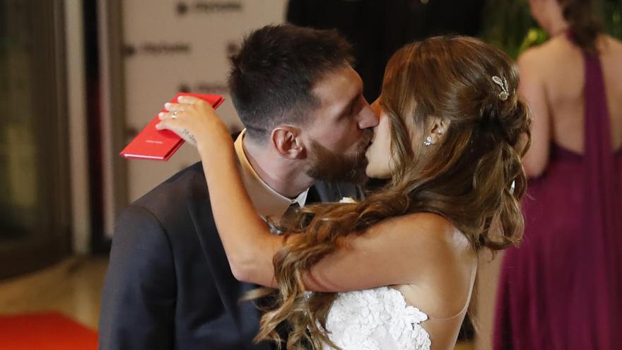 Messi besa a a Antonella el día de su boda.