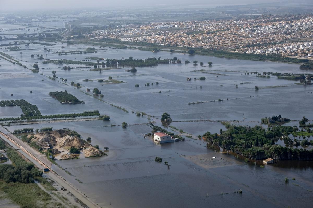 Algunas zonas de la Vega Baja se mantuvieron bajo las aguas más de 70 días tras la DANA de 2019: imagen de la huerta de San Fulgencio y La Marina a la izquierda