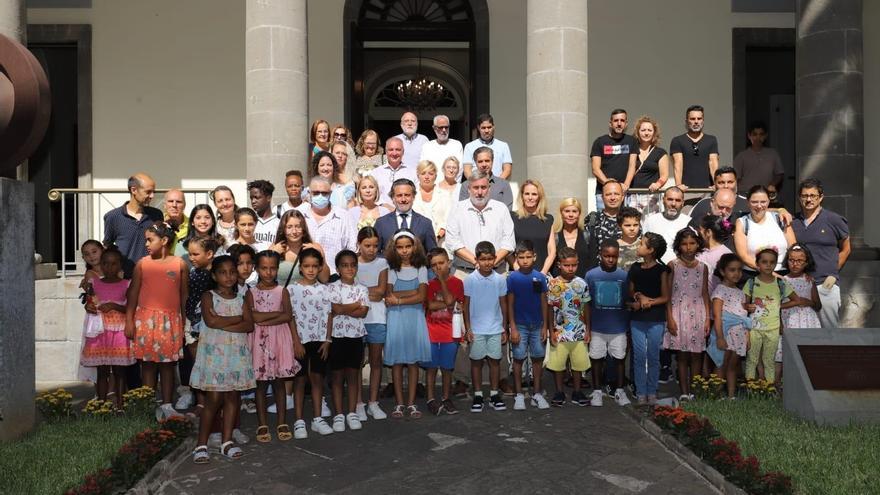 El Parlamento de Canarias recibe a los niños saharauis del programa &#039;Vacaciones en paz&#039;