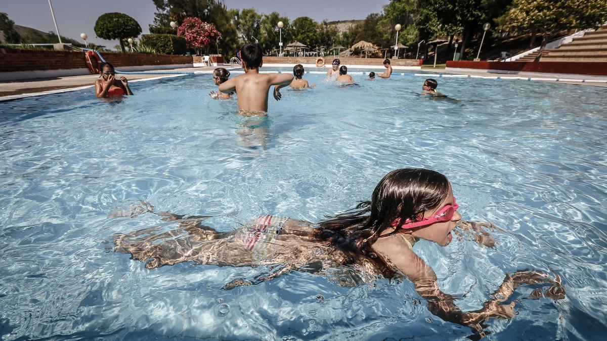 Las piscinas municipales de San Crispín en Elda inician una nueva temporada de verano.