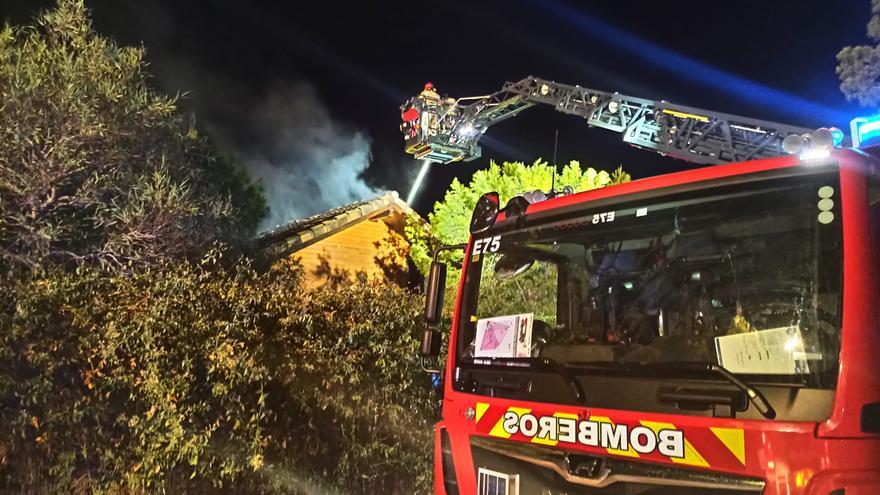 Alerta en El Esparragal por el incendio de una casa de madera