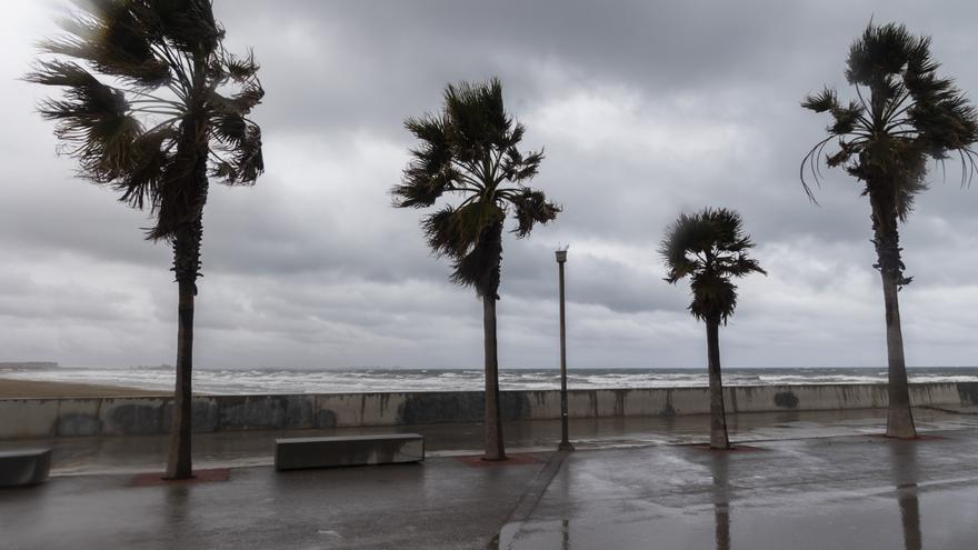 Temporal en la costa y máximas en caída antes de la llegada de la DANA