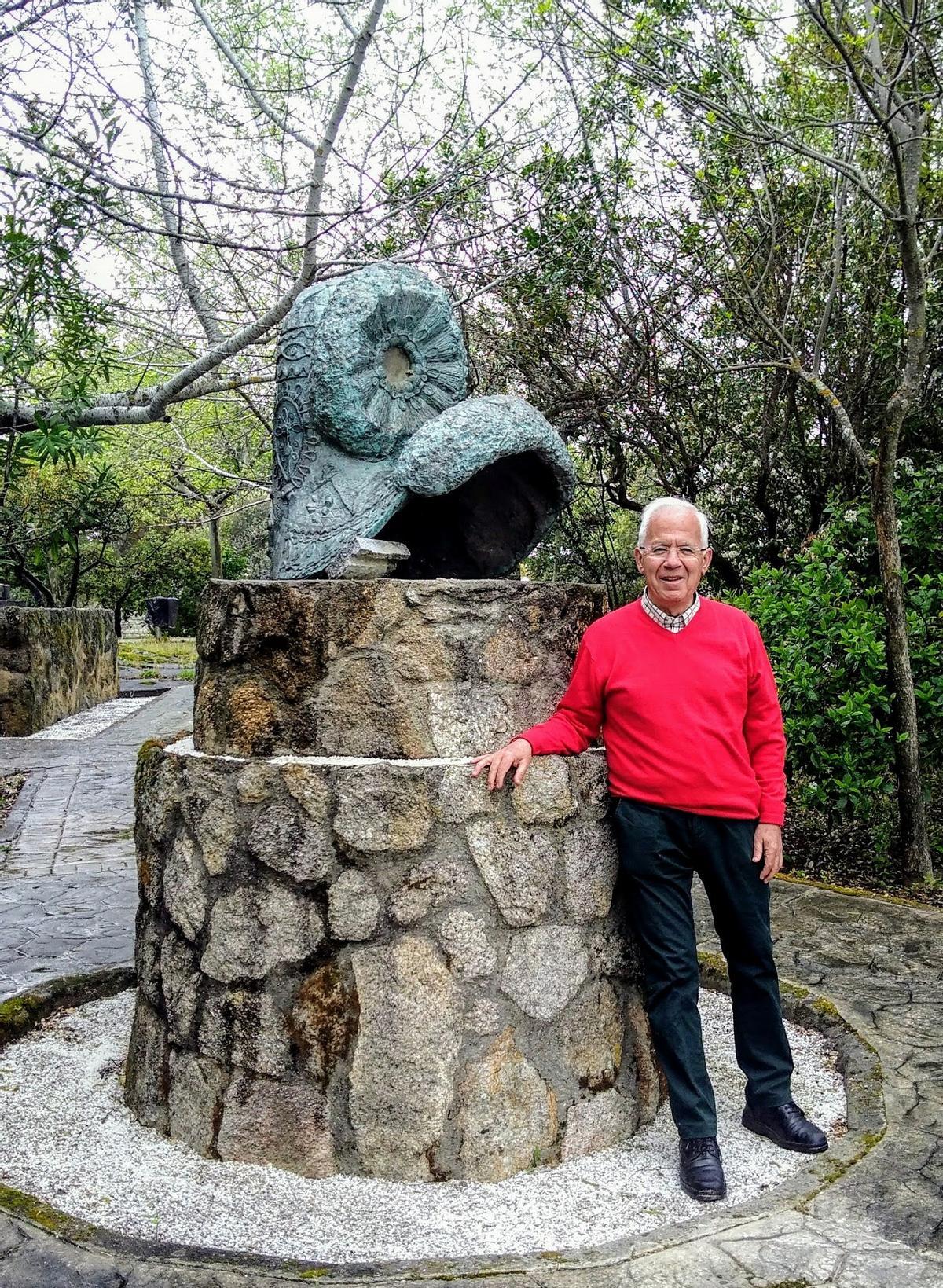 En el monumento a la Gorra de Montehermoso, en su pueblo natal.