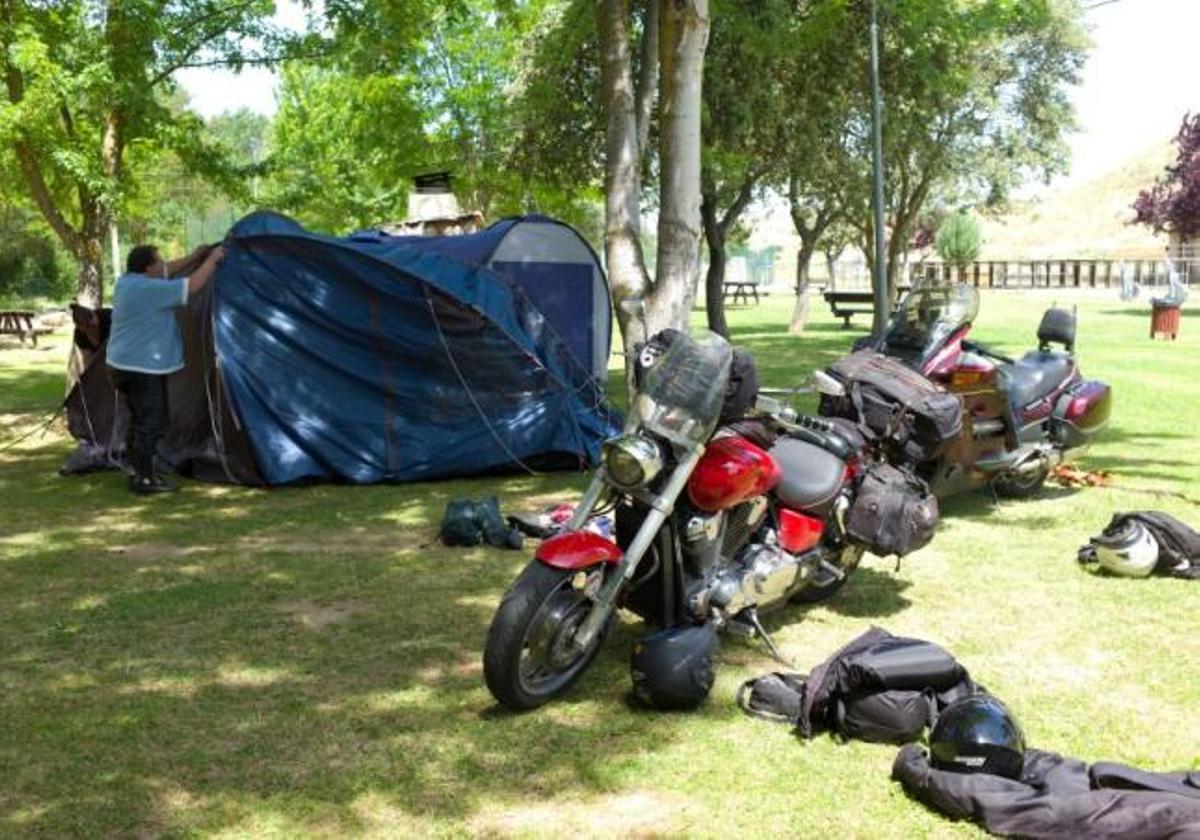 Los primeros moteros en llegar a Benavente, ingleses, montan su tienda de campaña en el parque de la Estación.