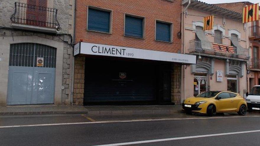 Exterior de la joieria Climent de Puig-reig, amb la persiana abaixada després del robatori