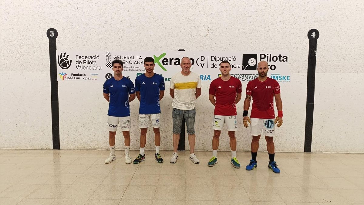 Els quatre protagonistes posen abans de la semifinal del Trofeu de Xeraco, amb el  regidor d'Esports de Xeraco, Evaristo Salom.