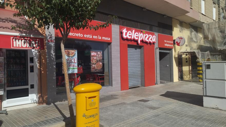 Un vecino de 70 años ataca con un palo a los trabajadores de una pizzería en Dénia