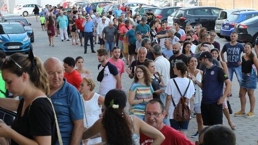 Colas en Castalia a 35 grados para superar la barrera de los 10.300