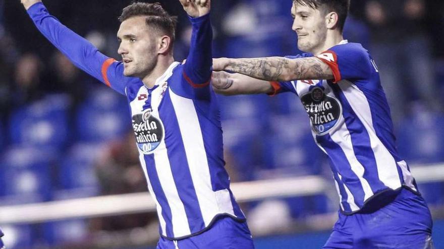 Lucas Pérez y Luis Alberto celebran un gol durante la pasada temporada.